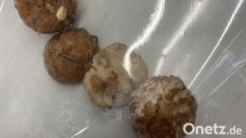 In Poppenricht sind Hackfleischbällchen gefunden worden. Könnte es sich um Giftköder handeln, wie hier in Hirschau? Symbolbild: Polizei Amberg