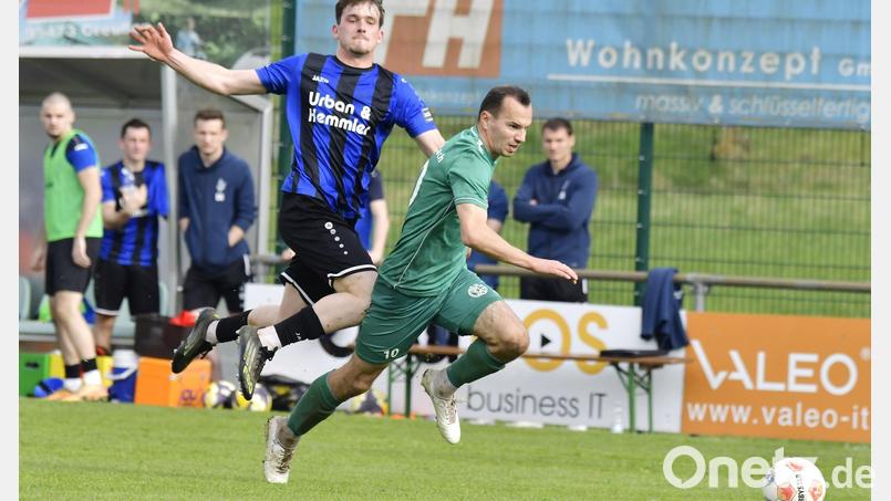 Die DJK Gebenbach (rechts Timo Kohler) hat die 0:1-Derbyniederlage gegen die SpVgg SV Weiden abgehakt. Der Blick geht auf das nächste Oberpfalzduell am Freitagabend in Neumarkt. Bild: Hubert Ziegler