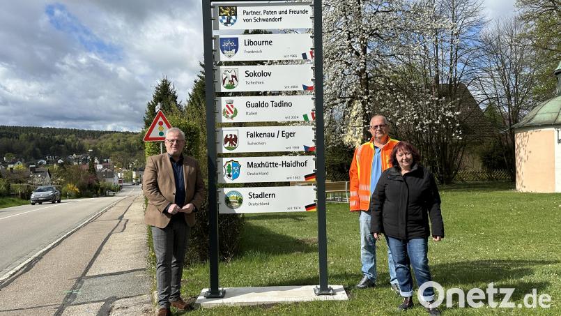 Oberbürgermeister Andreas Feller begutachtet zusammen mit Jürgen Liebl (Mitte) vom städtischen Bauhof und Sabine Brunner (Städtepartnerschaftsbeauftragte der Stadt Schwandorf) die neu installierte Beschilderung im Schwandorfer Ortsteil Fronberg. Bild: Lara Schmaus, Stadt Schwandorf