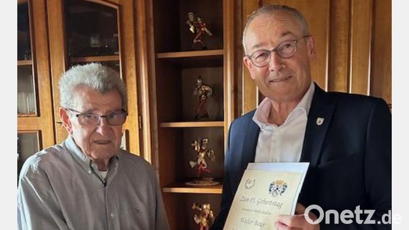 Walter Baur (links) freut sich über die Glückwünsche von Bürgermeister Erwin Geitner. Bild: mrr
