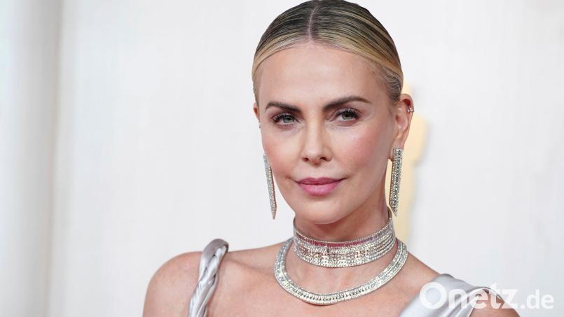 Oscar-Preisträgerin Charlize Theron („Monster“) leidet eigenen Worten zufolge derzeit unter ihren „hormonellen“ Töchtern. (Archivbild) Bild: Jordan Strauss/Invision/dpa
