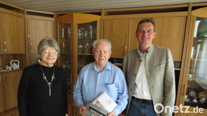 Bürgermeister Ernst Schicketanz (rechts) gratulierte August Schreitmüller zum 80. Geburtstag. Der Jubilar lebt mit seiner Frau Christa in Altenstadt. Bild: adj