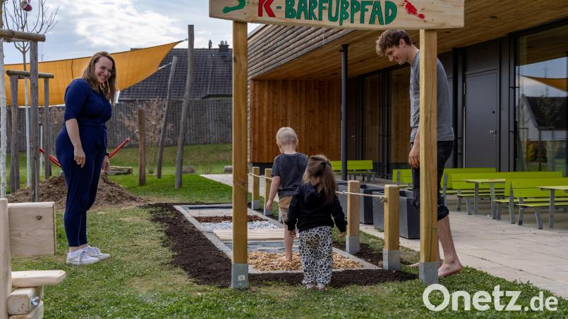 Die Waldsassener "Waldwichtel" nutzen ihren neuen Barfußpfad schon gerne. Bild: Katja Bloßfeldt
