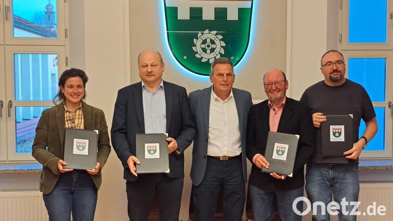 Bürgermeister Norbert Eckl (Mitte) verabschiedete (von links) Isabella Vogl, Robert Hechtl, Thomas Wilhelm und Markus Forster und überlässt selbst einem Nachfolger das Feld. Bild: wel