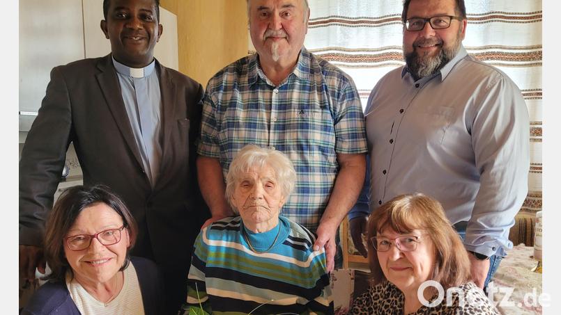 Johanna Brunner (vorne, Mitte) feierte ihren 100. Geburtstag. Dazu gratulierten ihre Töchter Monika und Erika (links und rechts neben der Jubilarin) und Sohn Erwin (hinten, Mitte). Auch Pfarrvikar Dr. Linus Chukwudi Nwankwo (hinten, links) und Bürgermeister Thomas Kaufmann (hinten, rechts) wünschten der ältesten Immenreutherin alles Gute. Bild: Johann Stich