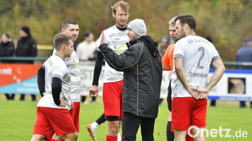 Alexander Greger, Trainer SV Schmidmühlen, stimmt seine Spieler auf die Partie beim SV Raigering ein. Kampflos wollen sich die Gäste nicht dem Spitzenreiter geschlagen geben. Bild: Hubert Ziegler