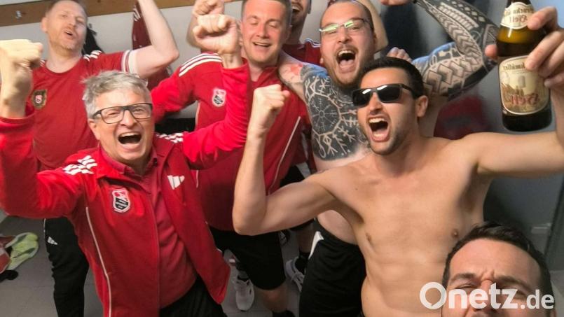 Nach der errungen Zweitliga-Meisterschaft ging es in der Kabine hoch her: Die Kegler des SC Luhe-Wildenau wollen die Euphorie auch in die Bundesligasaison hinein tragen. Bild: SC Luhe-Wildenau