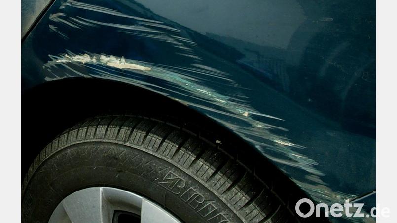 Ein Auto wurde auf dem Lehrerparkplatz des Elly-Heuss-Gymnasiums in Weiden beschädigt. Die Polizei sucht Zeugen. Symbolbild: Stephan Huber