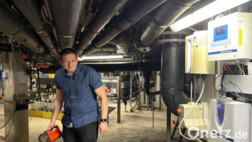 Kopf einziehen. Unter den Becken des Hallenbades ist es oft eng und laut. Bild: Karoline Gajeck-Scheuck