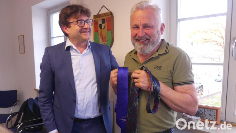 Der scheidende Bürgermeister Wolfgang Haberberger links) überreichte seinem Nachfolger Karlheinz Schultes "Neustadt-Europa"-Krawatten für künftige Neustadt-Treffen. Bild: rn