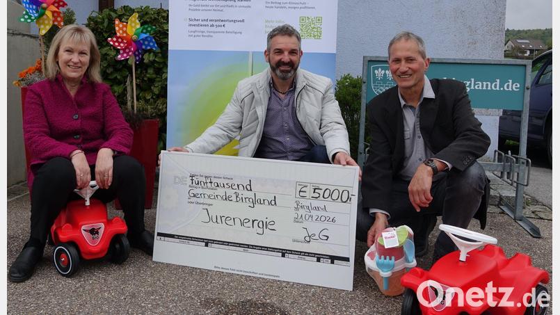 Die Jurenergie eG unterstützt ein Spielplatzprojekt in Schwend (von links): Bürgermeisterin Brigitte Bachmann, Elmar Halk (neuer Bürgermeister) und Roland Hadwiger (Vorstand Jurenergie) Bild: Jurenergie