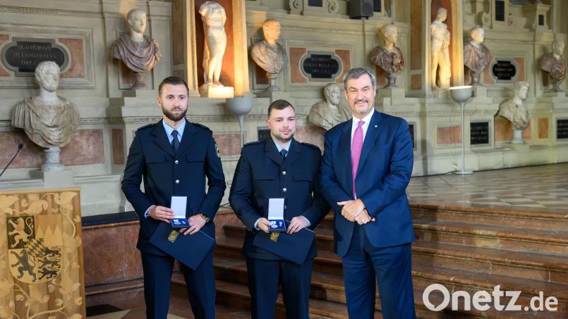 Christian Ach und Johannes Weigandt (von links) haben von Ministerpräsident Markus Söder Bayerische Rettungsmedaille erhalten. Bild: Joerg Koch/Bayerische Staatskanzlei