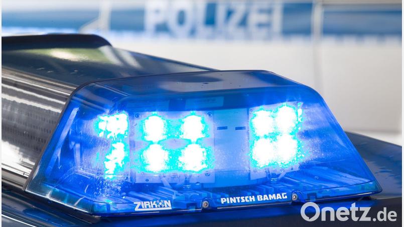 Die Polizei in Sulzbach-Rosenberg sucht einen unbekannten Autofahrer, der auf einem Parkplatz eine ausparkende Seniorin bedrohte. Symbolbild: Friso Gentsch/dpa