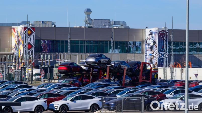 Der US-Elektroautobauer Tesla will die Zahl der Beschäftigten in seinem Werk in Grünheide aufstocken.(Archivbild) Bild: Patrick Pleul/dpa