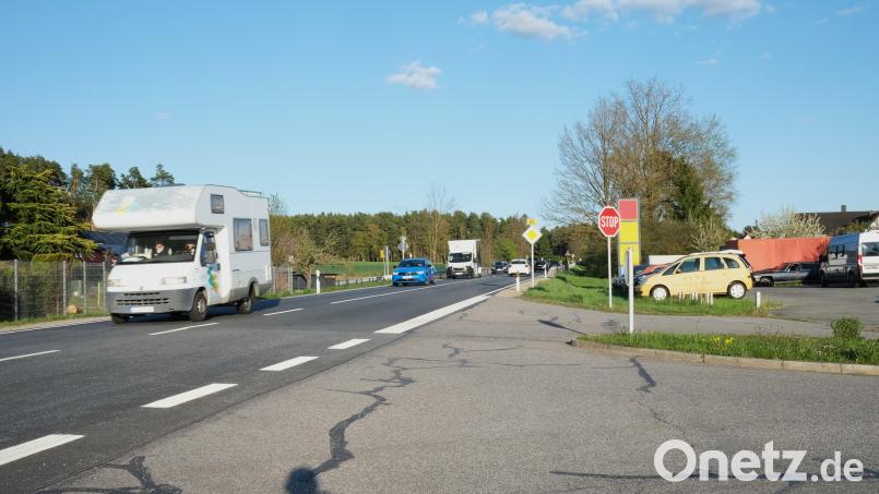 Hier, auf Höhe des Autohauses Drexler in Heselbach, bekommt die B 85 eine Abbiegespur in die Steinberger Straße. Bild: Hirsch
