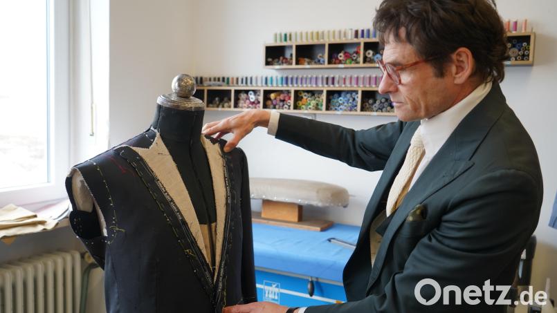 Andreas Moller ist Herrenschneider und Geschäftsführer der gleichnamigen Maßschneiderei in Weiden. Bild: mcl