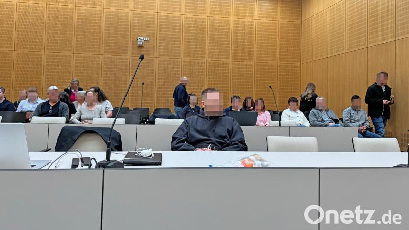 Ein 22-jähriger Angeklagter muss sich am Landgericht Weiden wegen versuchten Mordes und versuchten Totschlags verantworten. Bild: Stefanie Tretter