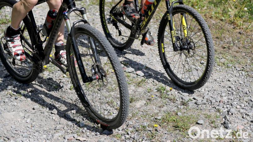 Beim Mountainbiken hat sich ein 43-Jähriger schwer verletzt. (Symbolbild) Bild: Jan Woitas/dpa