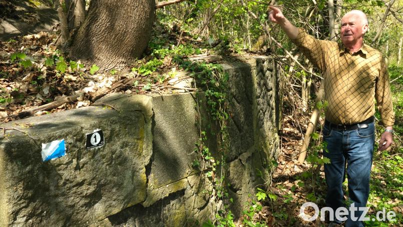 Johann Westiner steht an der einstigen Friedhofsmauer, die zusammen mit dem Abraum nach Krondorf gebracht worden ist. Bild: Hirsch