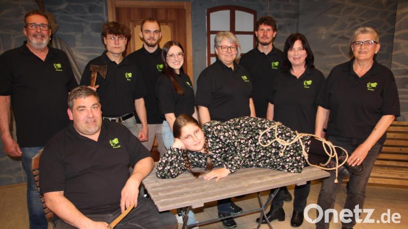 Das Ensemble der Laienspielgruppe Mähring um Spielleiter Manfred Raschke (stehend, links) ist schon seit Februar eifrig beim Proben für "Banditn-Bagasch". Bild: Konrad Rosner