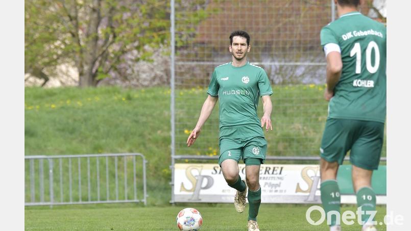 Zwei Protagonisten des Gebenbacher Spiel in Neumarkt: Johannes Golla (links/Szene aus de, Spiel gegen weiden) gelang in seinem zweiten Spiel nach seiner Rückkehr sein erstes Tor. Timo Kohler (rechts) sah gegen Ende des Spiels die Rote Karte. Die DJK verlor mit 2:5. Bild: Hubert Ziegler