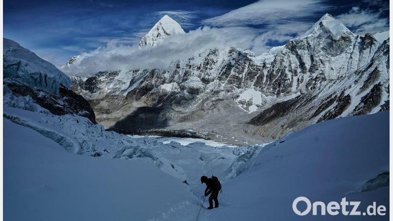 Das kurze Zeitfenster für den Gipfelsturm zum Mount Everest öffnet sich bald, doch der Weg vom Basislager ist noch versperrt. (Archivbild) Bild: Pasang Rinzee Sherpa/AP/dpa