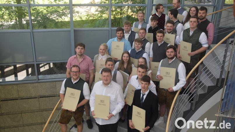 24 junge Landwirtschaftsmeisterinnen und -meister bekamen in der Max-Reger-Halle ihre Meisterbriefe verliehen. Bild: fz