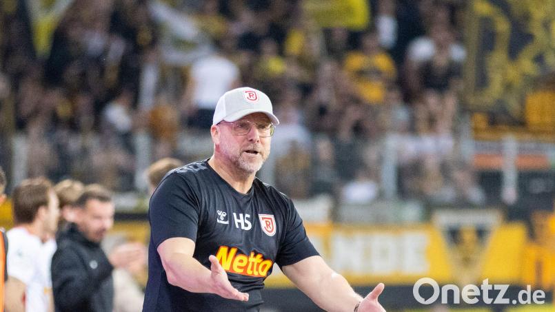 Jahn-Trainer Sascha Hildmann ist mit seiner Elf bei Hansa Rostock zu Gast. Bild: Sascha Janne