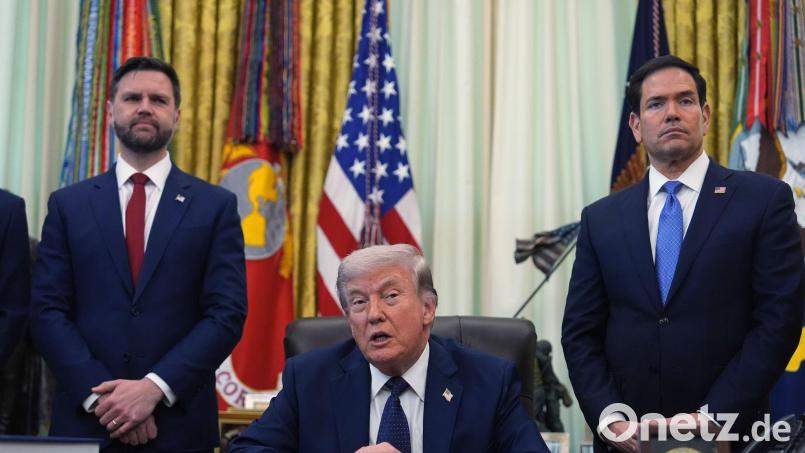 Außenminister Marco Rubio (rechts) steht neben US-Präsident Trump. Bild: Mark Schiefelbein/AP/dpa