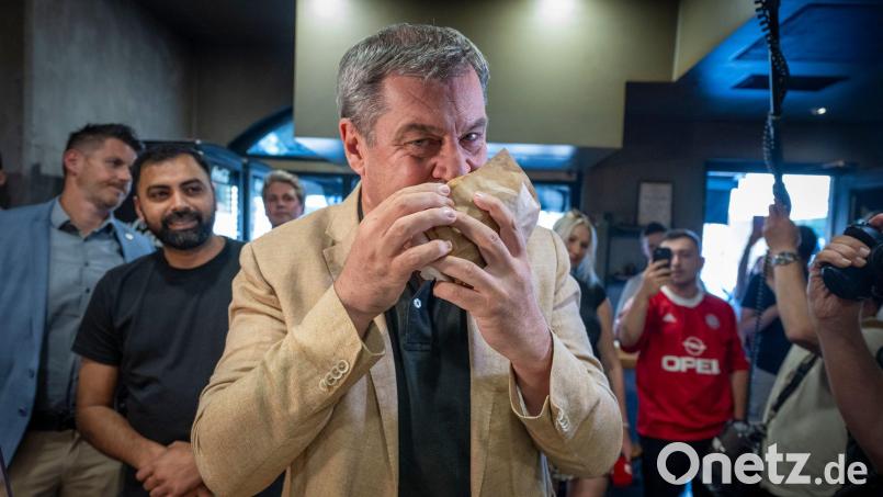 Die Weltlage sei ernst geworden - das will Bayerns Ministerpräsident Markus Söder (CSU) künftig auch bei seinen Social-Media-Auftritten berücksichtigen - und nicht mehr ganz so viele Döner-Fotos posten (Archivbild). Bild: Peter Kneffel/dpa