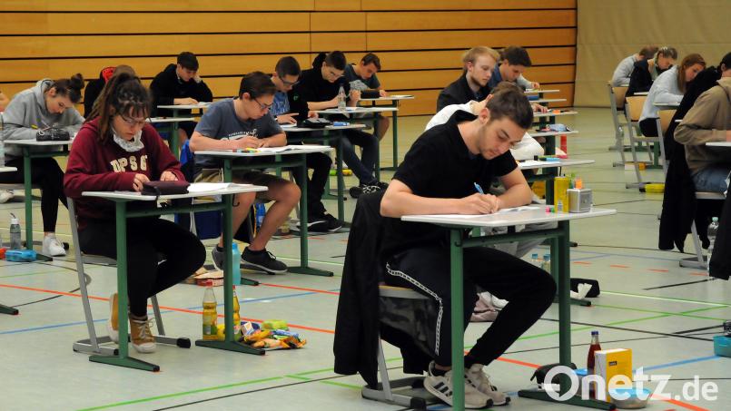 Bisher waren in den Abiturprüfungen im Fach Deutsch nur Wörterbücher als Hilfsmittel erlaubt. Die Schülerinnen und Schüler im G9 dürfen zum ersten Mal auch zwei der im Unterricht behandelten Lektüren mitnehmen. Archivbild: Stephan Huber