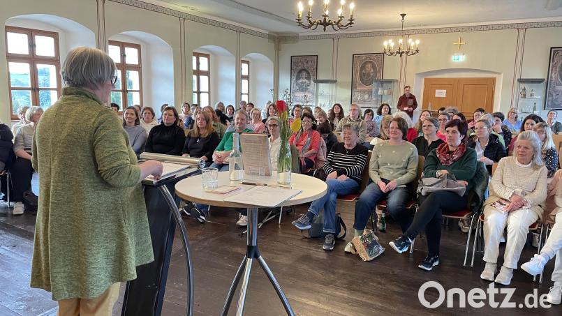 Autorin Mechtild Borrmann las vor 90 Zuhörern aus ihrem aktuellen Roman „Lebensbande“ im Bürgersaal in Pfreimd. Bild: Karin Wilnauer