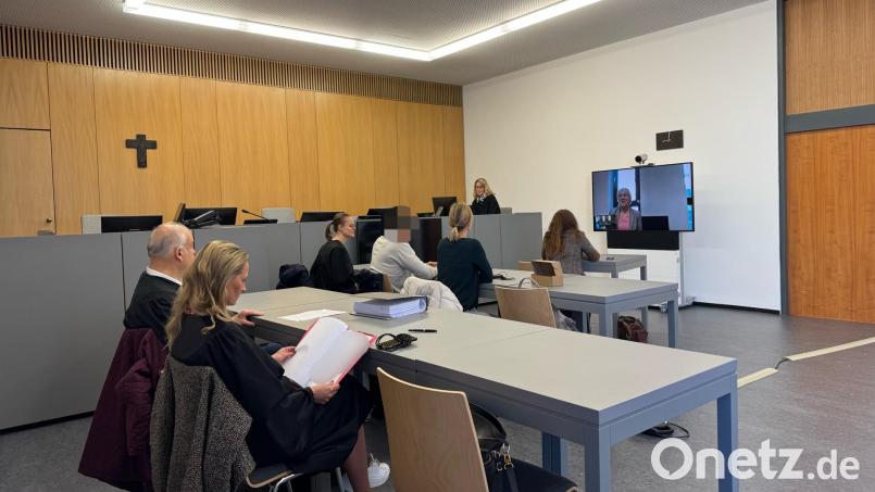Anstelle des Hauptbelastungszeugen erscheint auf dem Bildschirm im Landgericht in Weiden eine Sprecherin des Gerichts in Polen – der Zeuge ist nicht erschienen. Bild: Stefanie Tretter