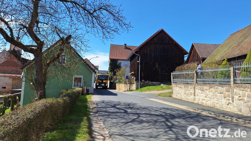 Anwohner Johann Goetz hofft für die Neunburger Straße in Altendorf schon seit Jahrzehnten auf eine Ortsumgehung. Vor zwei Jahren ist ein Lastwagen gegen die Wand zu seinem Anwesen gefahren. Der 69-Jährige fragt sich, ob ein geplanter Vollausbau der Staatsstraße nun die Chancen für eine Umgehung vollends zunichte macht. Bild: bl