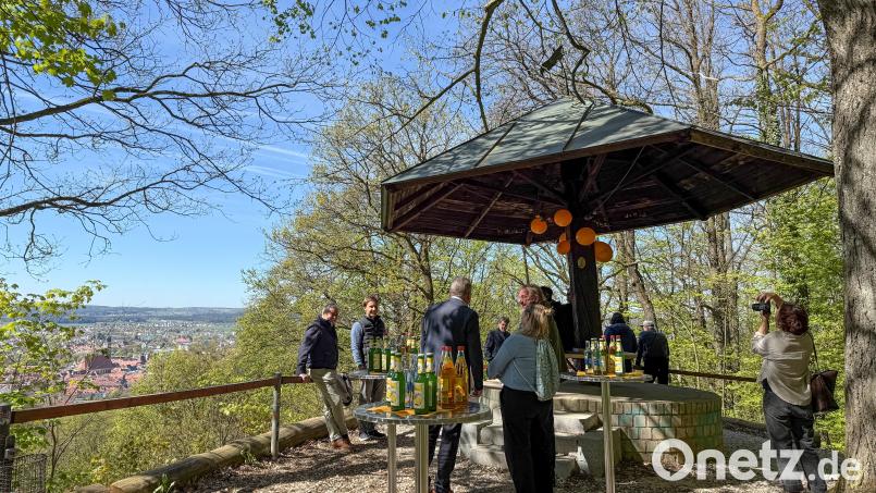 Stehtische mit Getränke gibt es beim Schwammerl in der Regel nicht. Am Freitag allerdings schon, denn es wurde die Renovierung des Aussichtspunktes „Schwammerl“ am Mariahilfberg gefeiert. Bild: Petra Hartl