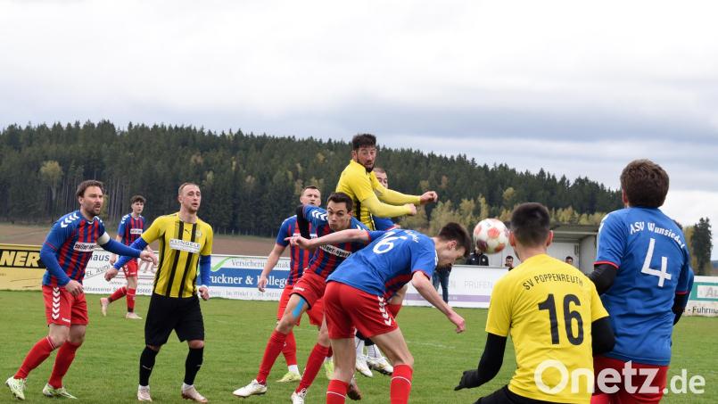 Kreisliga-2-Spitzenreiter SV Poppenreuth (gelb-schwarze Trikots, Szene aus der Partie gegen den ASV Wunsiedel, 2:1) gastiert am Sonntag beim Tabellenvierten TSV Konnersreuth. Bild: Gebert