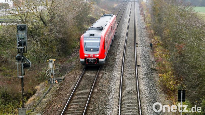 Der Bahnübergang in Irrenlohe wird für Bauarbeiten gesperrt. Umleitungen sind eingerichtet. Archivbild: Hösamer