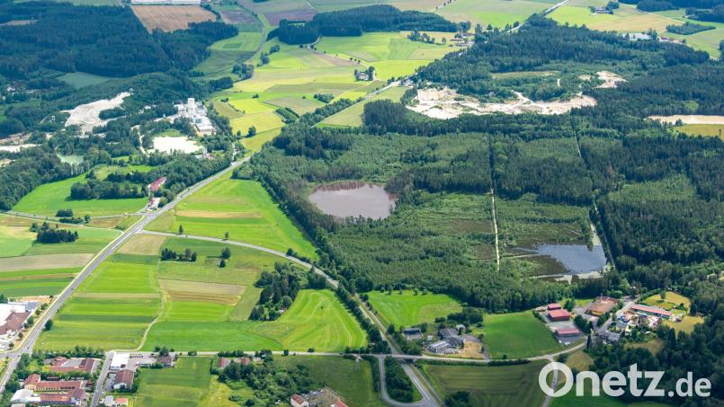 Südlich und östlich des Engelmannsteichs (Bildmitte) hätte nach den Plänen der mittlerweile insolventen Ziegler-Holding auf einer 37 Hektar großen Fläche an der B 15 ein Gewerbegebiet entstehen sollen. Vorgesehen war eine "Giga-Factory", ein riesiges Werk zur Produktion ökologischer Fertighäuser samt Holz-Kompetenzzentrum und Musterhaussiedlung. Der Stadtrat hat das Vorhaben nun endgültig beendet und südlich der Rothenbürger Straße, südlich des Möbelhauses Gleißner sowie östlich des Engelmannsteichs drei neue potenzielle Flächen mit insgesamt rund 30 Hektar für Gewerbeansiedlungen bestimmt. Luftbild: René Mühlmeier
