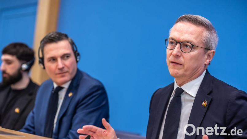 Digitalminister Karsten Wildberger (r.) und sein kanadischer Amtskollege Evan Solomon stellen den deutsch-kanadischen Deal in Berlin bei einer Pressekonferenz vor. Bild: Michael Kappeler/dpa