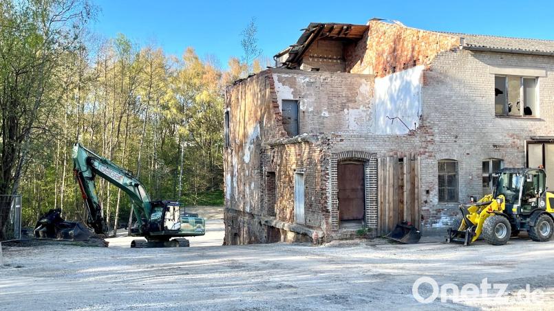 Die Bagger sind fertig mit der Bodensanierung des Tritschler-Areals in Neustadt/WN. Die Hoffnung auf einen Park statt der Industrieruinen scheinen sich aber zu zerschlagen. Bild: Gabi Schönberger