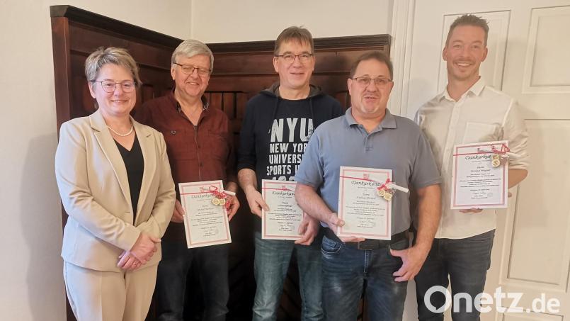 Bürgermeisterin Sonja Meier verabschiedet die ausscheidenden Markträte Michael Merthan, Johann Drexler, Andreas Höcherl und Michael Wagner (von links). Bild: amö