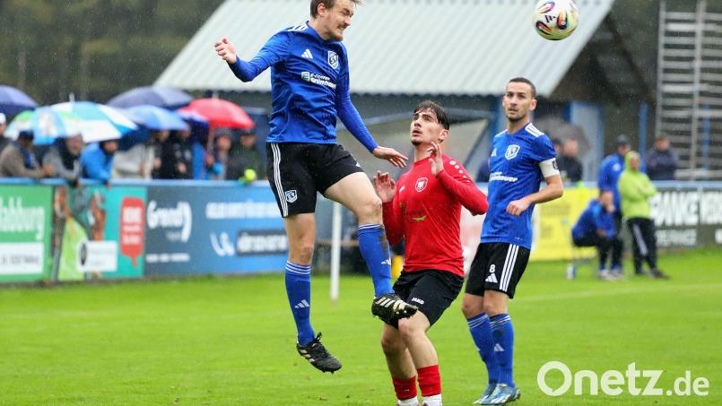 Zweikampf in luftiger Höhe: Ein Martin Pasieka (vorne) setzt sich per Kopfball gegen seinen Gegenspieler vom FC Kosova Regensburg durch – auch am Sonntag hofft der SV auf Punkte an der Donau. Bild: war