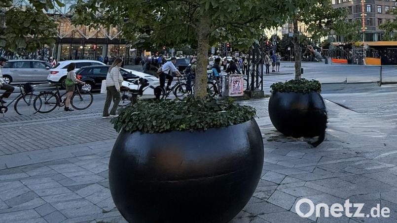 Solche überdimensionalen Blumentöpfe wie hier in Kopenhagen sollen künftig in Waldsassen am Johannisplatz und in kleinerer Ausführung am Basilikaplatz stehen. Über das "mobile Grün" im Innenstadtbereich gab es in der Sitzung des Stadtrats eine angeregte Diskussion. Bild: Bernd Sommer