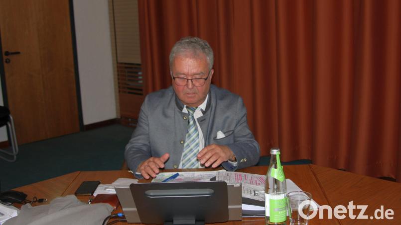 Der Wahlkampf der Freien Wähler in Wiesau empört Bürgermeister Toni Dutz. In der Sitzung spricht er von Diffamierungen und Beleidigungen. Bild: wro