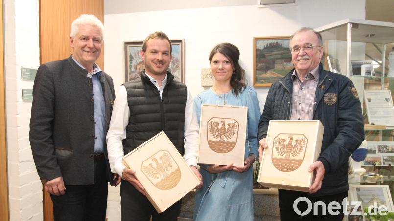 Bürgermeister Robert Lindner (links) sagt Mathias Schnabl, Julia Bayer und Heinz Kett (weiter von links) "Vergelt's Gott" und übergibt Geschenke. Bild: pi