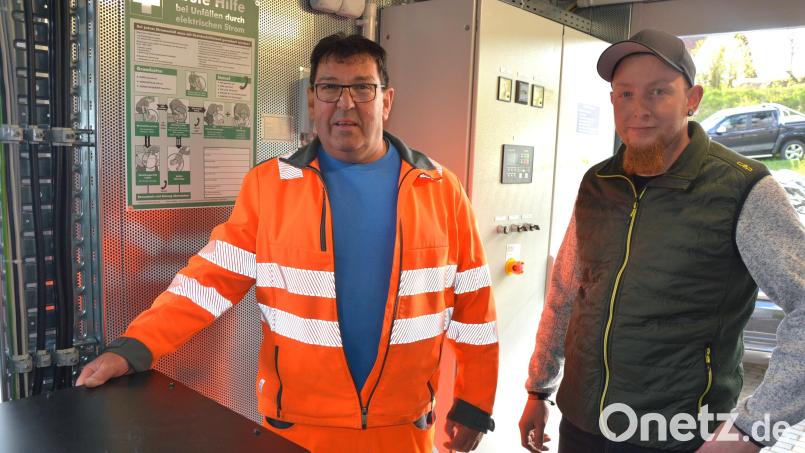Die beiden Wasserwarte Karl Gleißner (links) und Wolfgang Schiffmann haben die Wasserversorgung der Stadt Mitterteich bestens im Blick. Sie brachten dem Bauausschuss das neue Notstromaggregat näher. Bild: jr