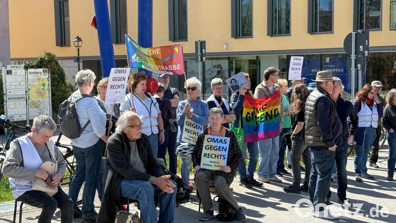Der stumme Protest von "Omas gegen Rechts" in Amberg richtete sich gegen das AfD-Bürgermobil, das am Multifunktionsplatz stand. Bild: Petra Hartl