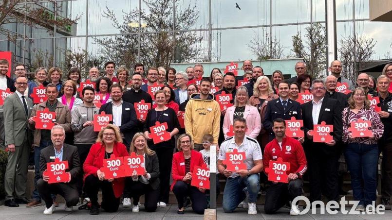 Die ehrenamtlichen Spendenempfänger zusammen mit den Vorständen, Thomas Pickel, erster von links, zweite Reihe und Vorstandsmitglied Sonja Kalb, erste von rechts, zweite Reihe. Bild: Katrin Hirsch