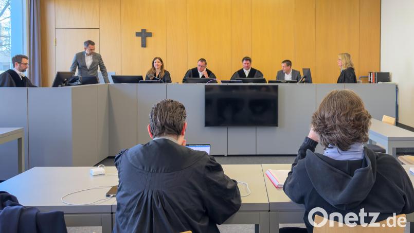 Der Fall sorgte bundesweit für Schlagzeilen: Im Februar 2022 wurde in einem Weidener Restaurant eine Champagner-Flasche ausgeschenkt. Derzeit läuft der Prozess. Bild: Leon Karwath