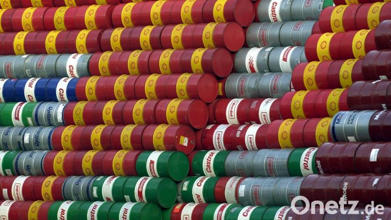 Ölfässer im Hamburger Hafen (Archivbild). Hohe Energiepreise bremsen die Wirtschaft aus. Bild: Kay Nietfeld/dpa